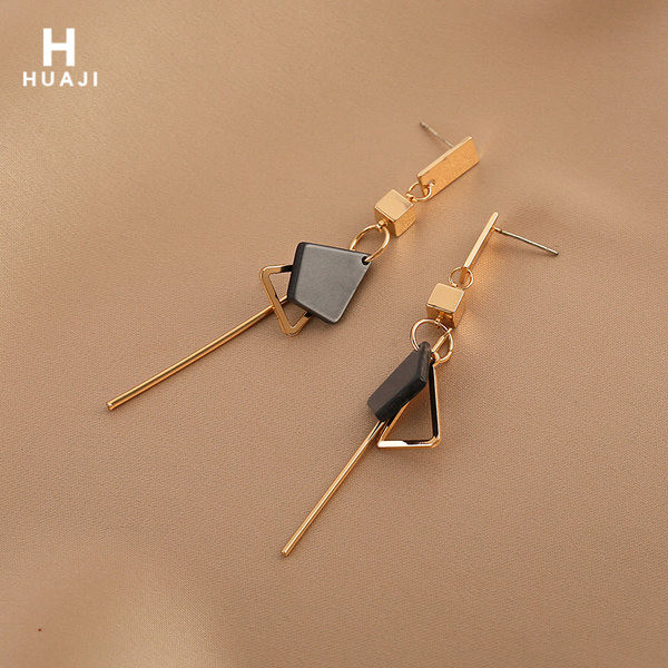 Дълги дамски обеци с камък в черен цвят