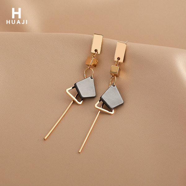 Дълги дамски обеци с камък в черен цвят