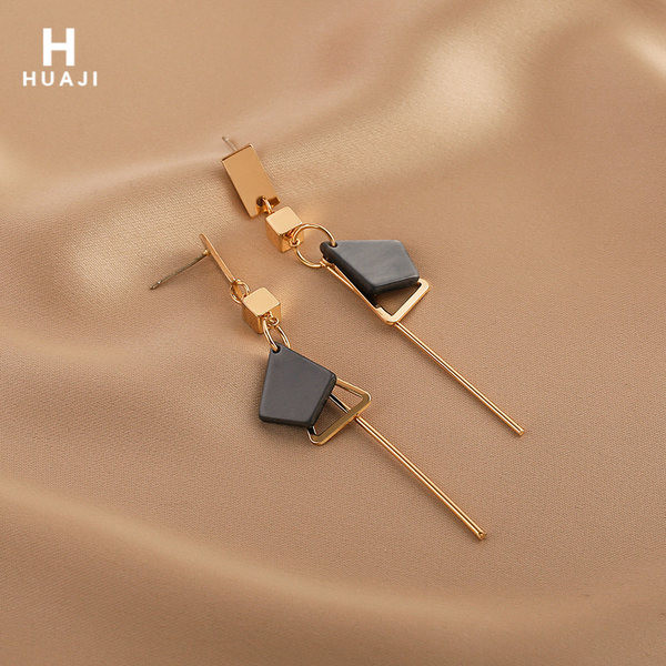 Дълги дамски обеци с камък в черен цвят