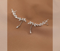 Γυναικεία σκουλαρίκια σε ασημί χρώμα με πέτρες και μενταγιόν