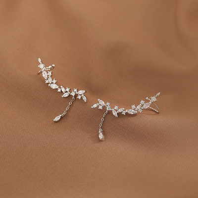 Γυναικεία σκουλαρίκια σε ασημί χρώμα με πέτρες και μενταγιόν