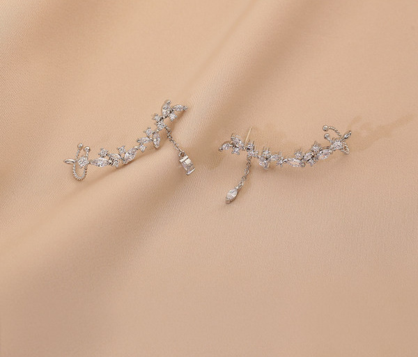 Γυναικεία σκουλαρίκια σε ασημί χρώμα με πέτρες και μενταγιόν