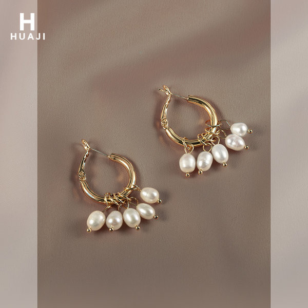 Златисти дамски обеци  с висящи перли