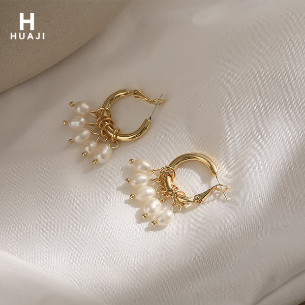 Златисти дамски обеци  с висящи перли