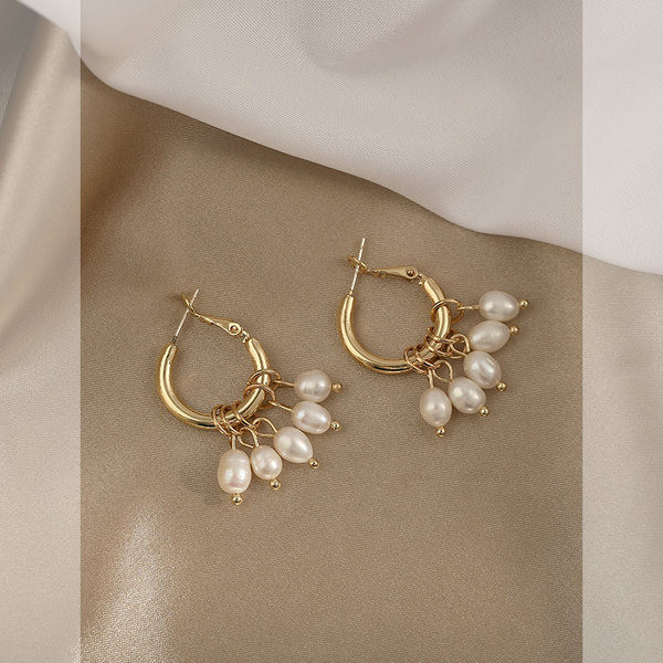 Златисти дамски обеци  с висящи перли