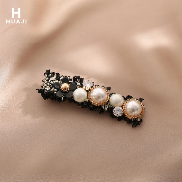 Актуална фиба за коса с декоративи перли и камъни