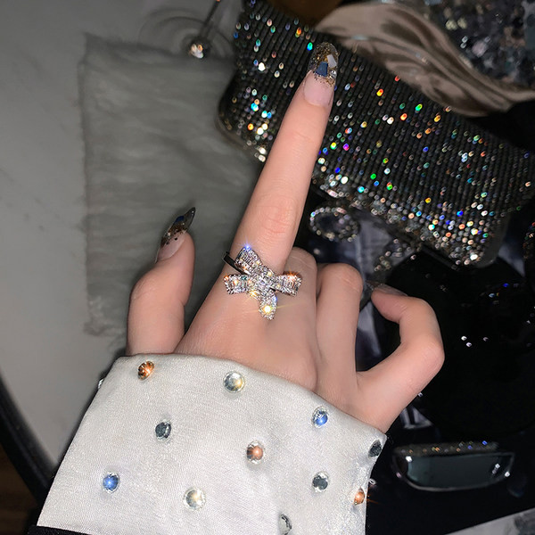 Inel elegant de dama cu panglica si pietre