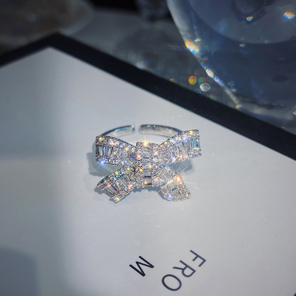 Inel elegant de dama cu panglica si pietre