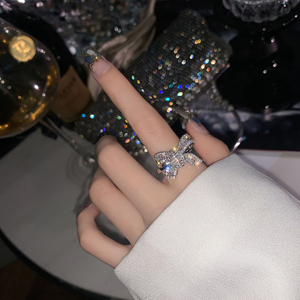 Inel elegant de dama cu panglica si pietre