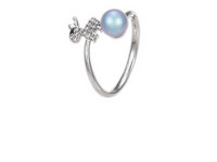 Elegantan ženski prsten sa ukrasnim biserom i kamenčićima