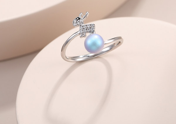 Elegantan ženski prsten sa ukrasnim biserom i kamenčićima