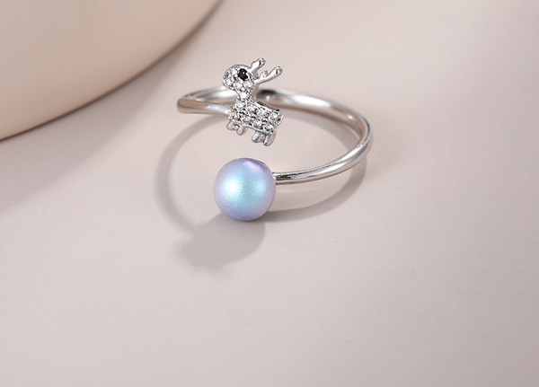 Elegantan ženski prsten sa ukrasnim biserom i kamenčićima