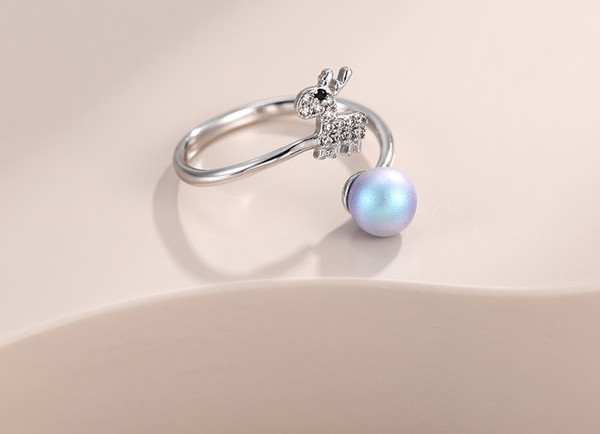 Elegantan ženski prsten sa ukrasnim biserom i kamenčićima