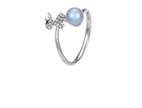 Elegantan ženski prsten sa ukrasnim biserom i kamenčićima