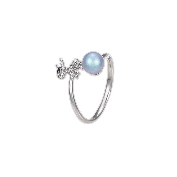 Elegantan ženski prsten sa ukrasnim biserom i kamenčićima