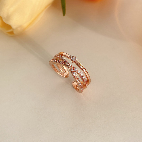 Стилен дамски пръстен с декоративни камъни