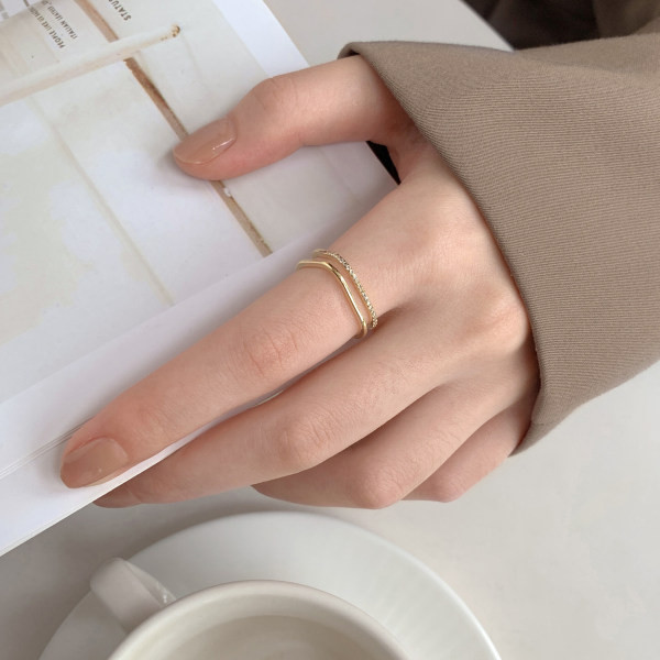 Дамски квадратен пръстен в златист цвят с декоративни камъни