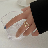 Nježni zlatni prsten ukrašen kamenčićima