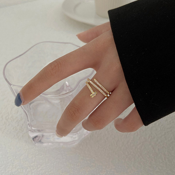 Nježni zlatni prsten ukrašen kamenčićima