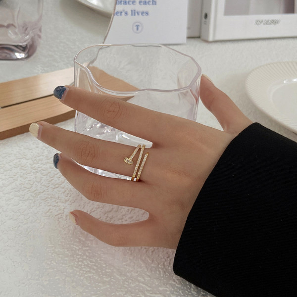 Nježni zlatni prsten ukrašen kamenčićima