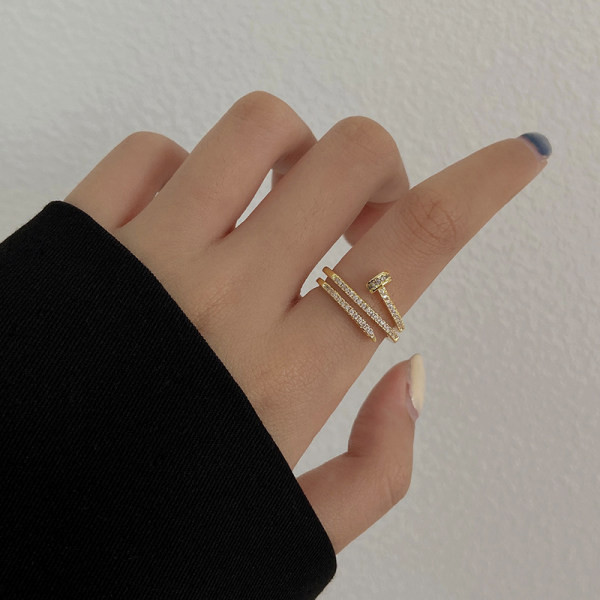 Nježni zlatni prsten ukrašen kamenčićima