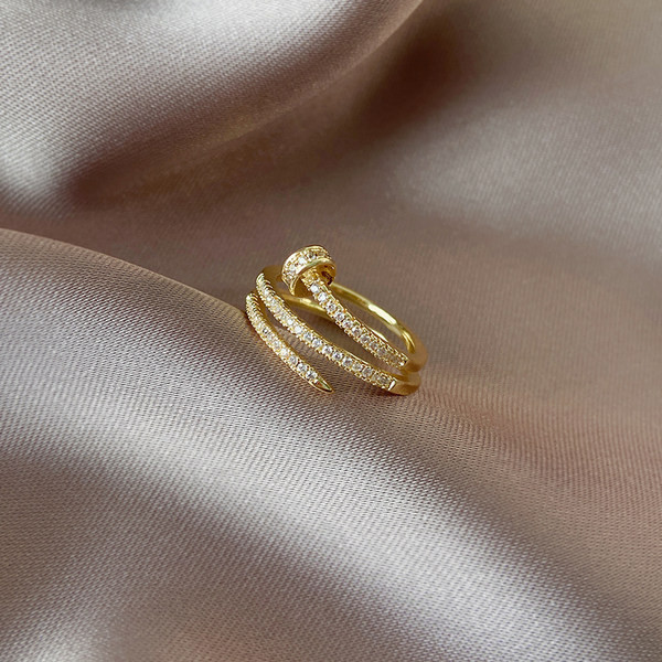 Nježni zlatni prsten ukrašen kamenčićima