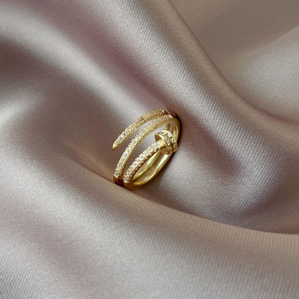 Nježni zlatni prsten ukrašen kamenčićima