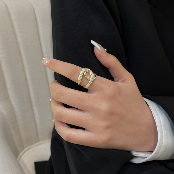 Inel elegant de dama de culoare aurie cu pietre