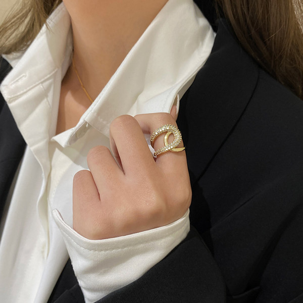 Inel elegant de dama de culoare aurie cu pietre