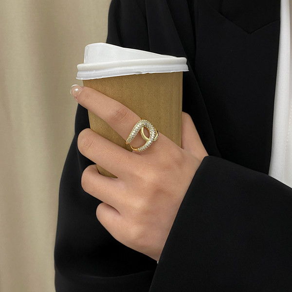 Inel elegant de dama de culoare aurie cu pietre