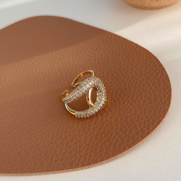 Inel elegant de dama de culoare aurie cu pietre