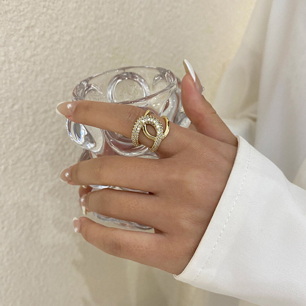 Inel elegant de dama de culoare aurie cu pietre