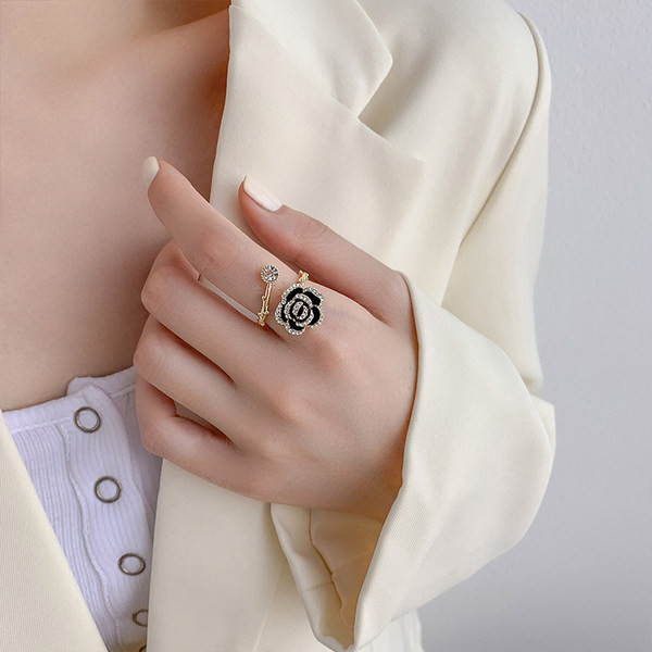 Γυναικείο κομψό χρυσό δαχτυλίδι με πέτρες