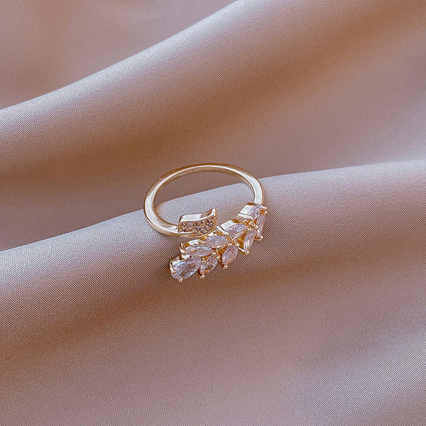 Moderan ženski tanki prsten s kamenčićima