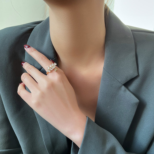 Moderan ženski tanki prsten s kamenčićima