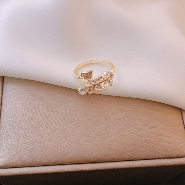 Moderan ženski tanki prsten s kamenčićima