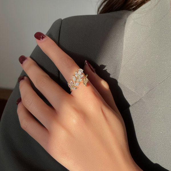 Moderan ženski tanki prsten s kamenčićima