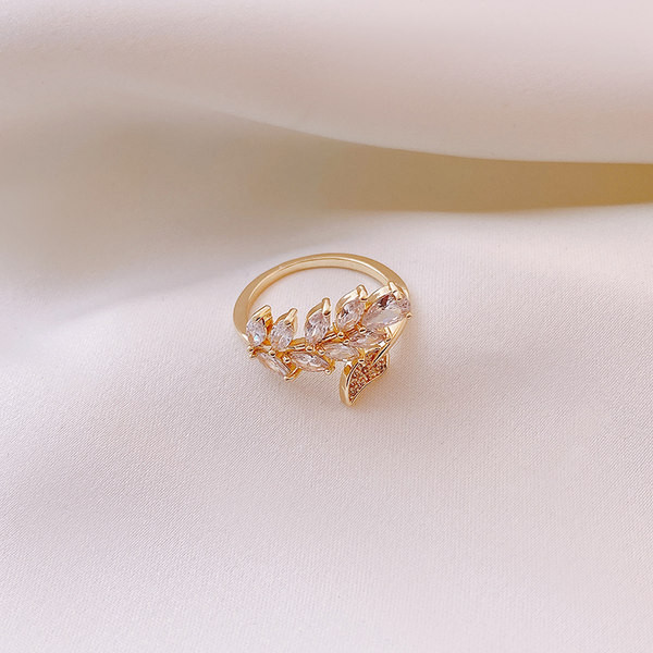 Moderan ženski tanki prsten s kamenčićima