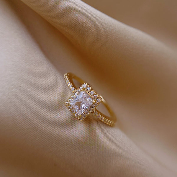 Дамски стилен пръстен с голям квадратен камък два цвята 