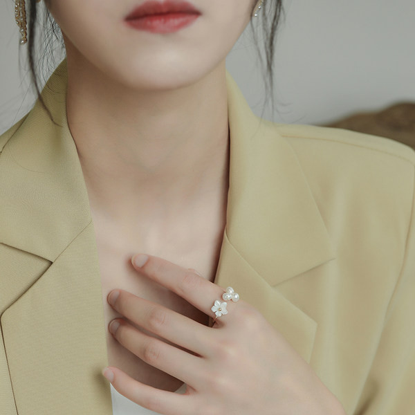 Moderan ženski prsten sa biserima i cvijetom