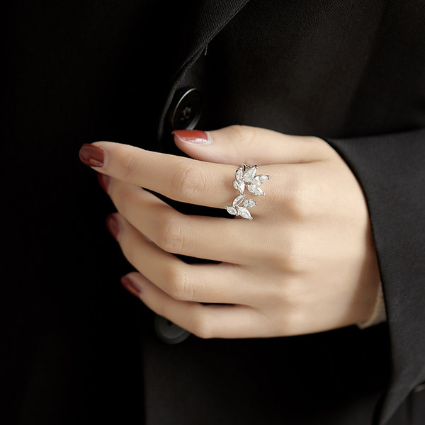 Γυναικείο κομψό δαχτυλίδι σε χρυσό χρώμα και διακοσμητικές πέτρες