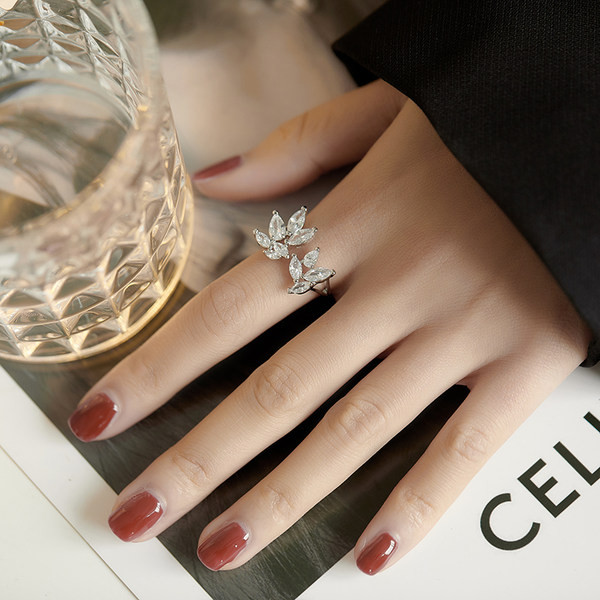 Γυναικείο κομψό δαχτυλίδι σε χρυσό χρώμα και διακοσμητικές πέτρες