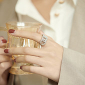 Μοντέρνο δαχτυλίδι με πέτρες