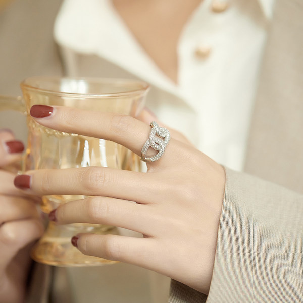 Μοντέρνο δαχτυλίδι με πέτρες