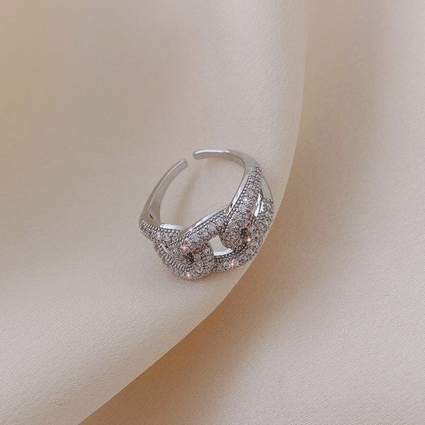 Μοντέρνο δαχτυλίδι με πέτρες