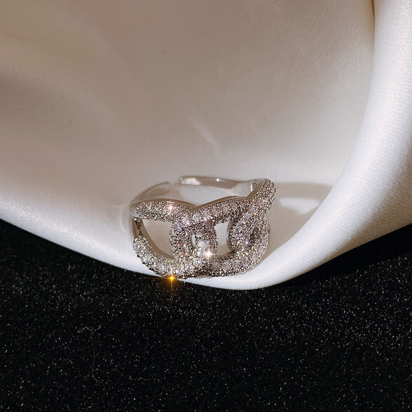 Μοντέρνο δαχτυλίδι με πέτρες