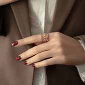 Aktualan ženski prsten široki model sa srcima