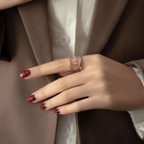 Aktualan ženski prsten široki model sa srcima