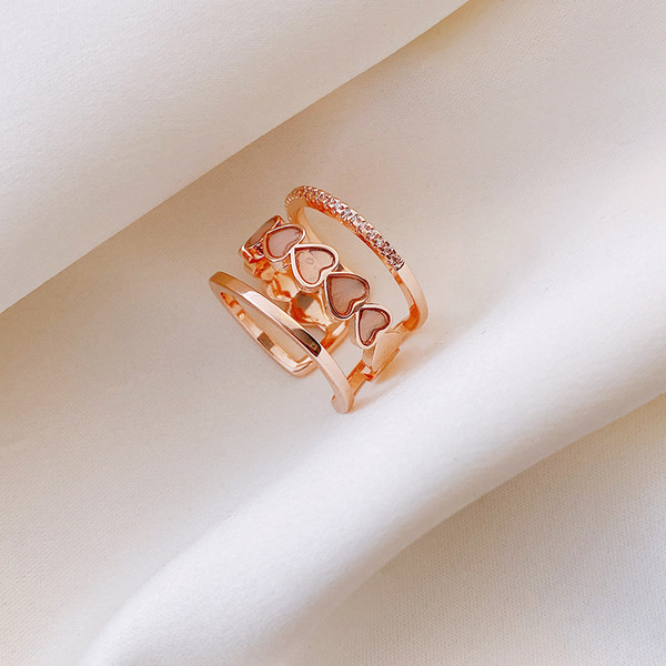 Aktualan ženski prsten široki model sa srcima