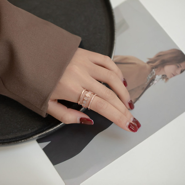 Aktualan ženski prsten široki model sa srcima